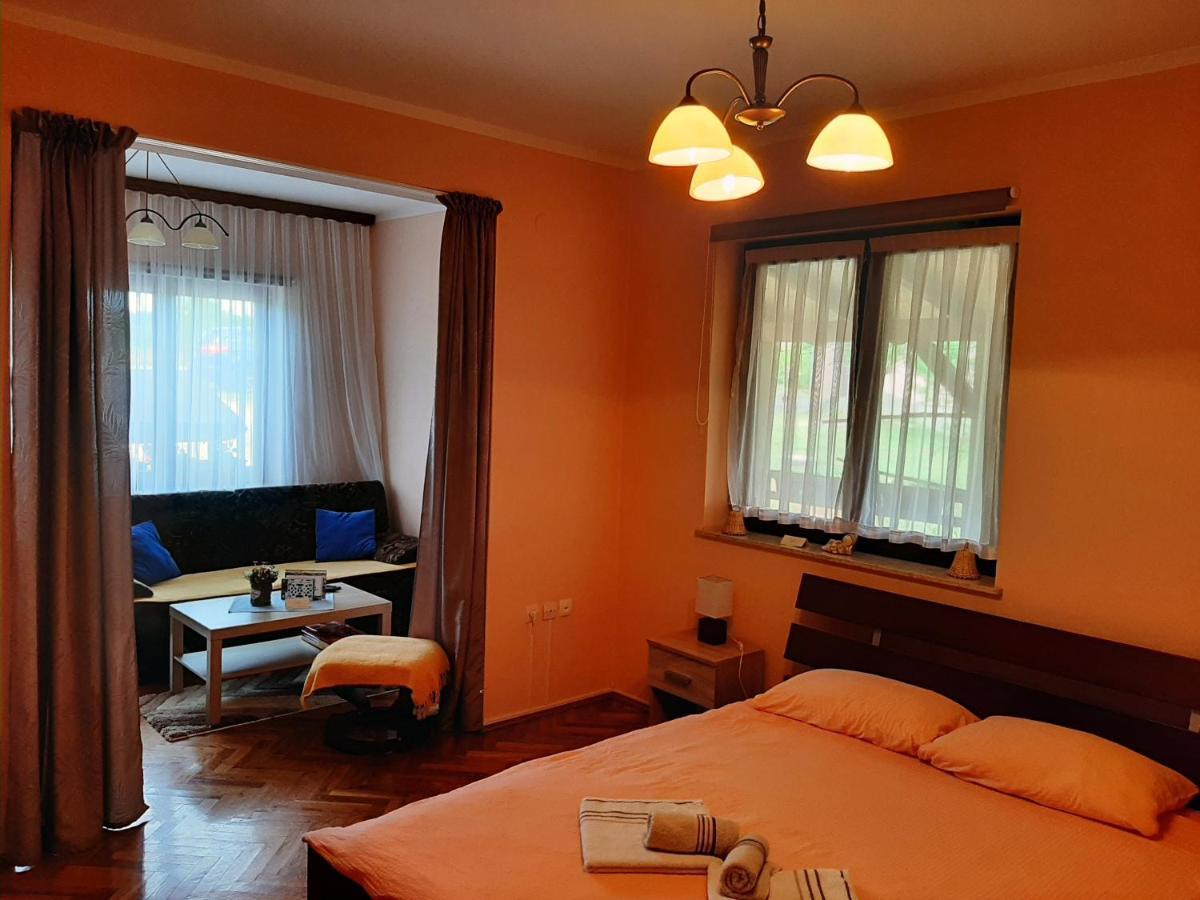 Studio Apartment Ivona & Tin スルニュ エクステリア 写真