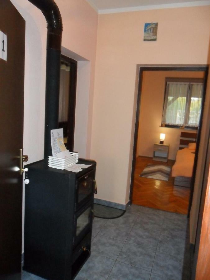 Studio Apartment Ivona & Tin スルニュ エクステリア 写真